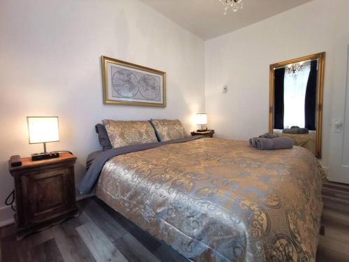 1 dormitorio con 1 cama grande y 2 lámparas en Old Quebec - Les Suites Montcalm #2 - Free Parking, en Quebec