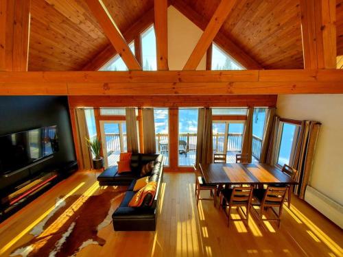 uma sala de estar com uma mesa e uma sala de jantar em Le Western : Spa l Sauna l Bar l Billlard em Valcartier Station