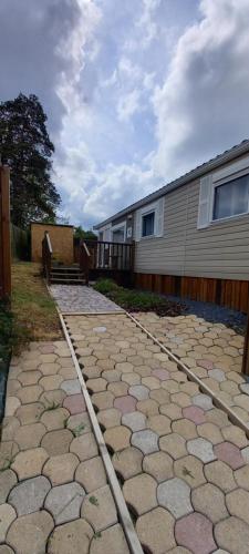 une passerelle en pierre devant une maison dans l'établissement Chalet Les Moutiers, à Les Moutiers-en-Cinglais