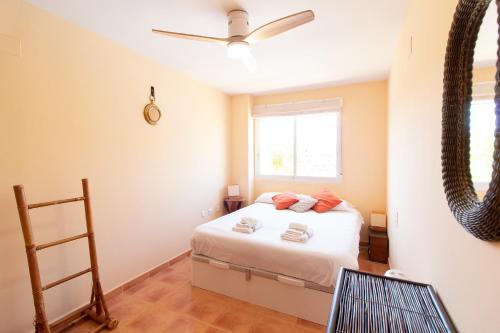 um quarto com uma cama e uma janela em Global Properties, Apartamento con terraza en Canet de Berenguer em Canet d'En Berenguer