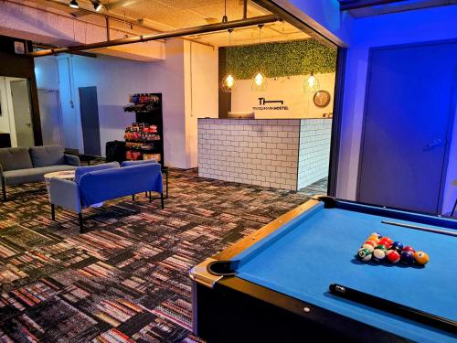 Trademark Hostel Sydney tesisinde bir bilardo masası