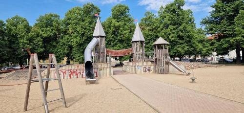 - une aire de jeux avec toboggan dans un parc dans l'établissement The World, Stilvolles Apartment, Stadtzentral, Parking Free, Late Check In, à Magdebourg