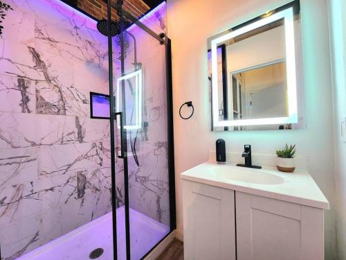 a bathroom with a sink and a shower at Loft Style Industriel Centre ville Parking Gratuit in Quebec City