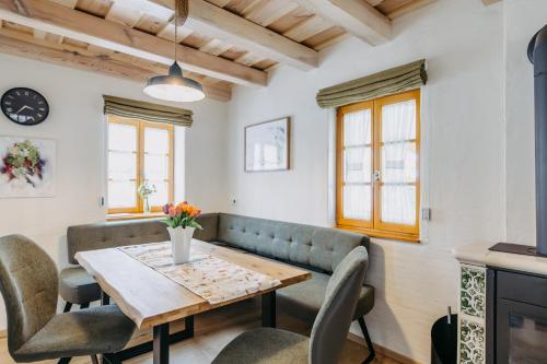 a dining room with a table and chairs at Urlaub im Kellerstöckl Dunst in Strem