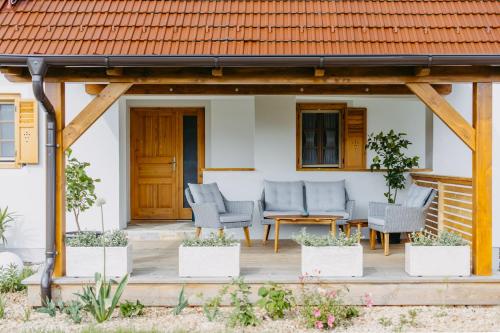 a patio with chairs and a table in front of a house at Urlaub im Kellerstöckl Dunst in Strem