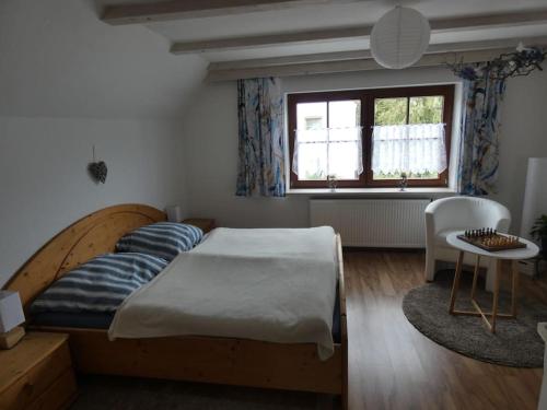 モースブルクにあるNähe München - hell, zentral, ruhig, flughafennahのベッドとテーブルと窓のある寝室