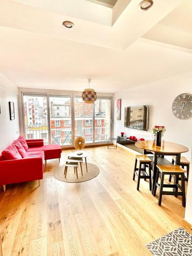un salon avec un canapé rouge et une table dans l'établissement Appartement T3 vue sur mer, au Havre