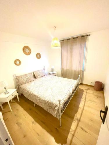 une chambre avec un grand lit dans une pièce dans l'établissement Appartement T3 vue sur mer, au Havre