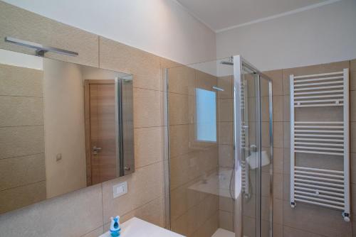 een badkamer met een douche en een spiegel bij Casa Gioia - Giardino Privato, Vista Panoramica, Comfort e Barbecue in Viggianello
