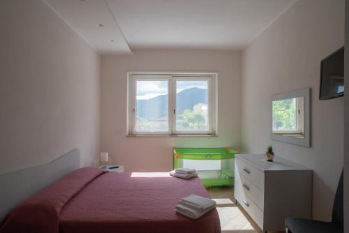 Tempat tidur dalam kamar di Casa Gioia - Giardino Privato, Vista Panoramica, Comfort e Barbecue