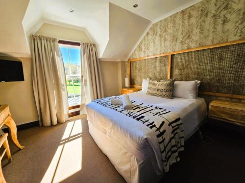 Un dormitorio con una cama grande y una ventana en 3 Rawdons Estate, en Nottingham Road