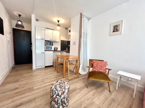 un salon avec une table et des chaises et une cuisine dans l'établissement Studio calme- Cité de l'Espace - Côte Pavée, à Toulouse