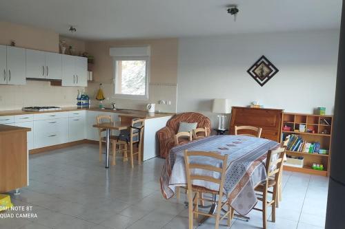 - une cuisine avec une table, des chaises, une table et une table dans l'établissement Magnifique maison de vacances vue sur le lac, à Montperreux