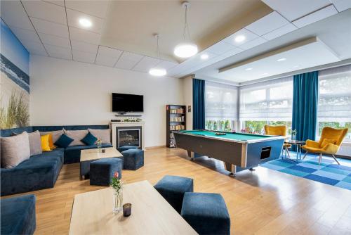 a living room with a pool table in it at Interferie Cechsztyn in Ustronie Morskie