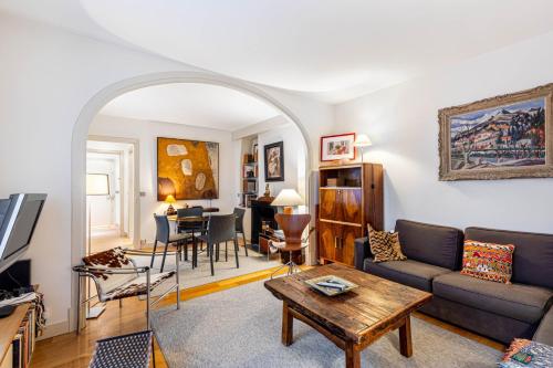 un salon avec un canapé et une table dans l'établissement GuestReady - Magnificent stay in the 3rd Arr., à Paris