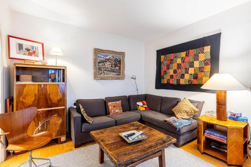 un salon avec un canapé et une table dans l'établissement GuestReady - Magnificent stay in the 3rd Arr., à Paris