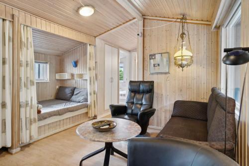 Classic Summer House 200 Meters From The Water, في Børkop: غرفة معيشة مع أريكة وطاولة