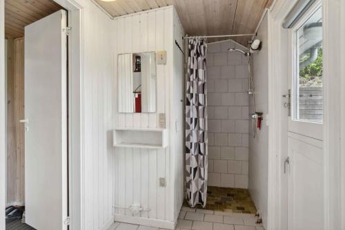 uma casa de banho branca com um chuveiro e uma janela em Classic Summer House 200 Meters From The Water, em Børkop