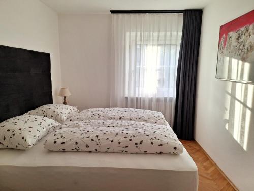 1 dormitorio con cama y ventana en Café Rudi Living, en Parcines