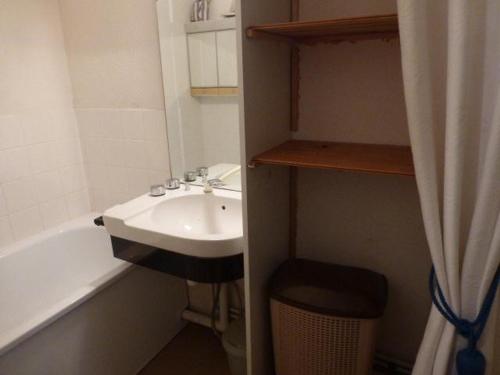 une salle de bain avec un lavabo et une baignoire et un lavabo dans l'établissement Studio cosy avec terrasse et garage, à 100m de la plage - Saint-Hilaire-de-Riez - FR-1-224-27, à Saint-Hilaire-de-Riez