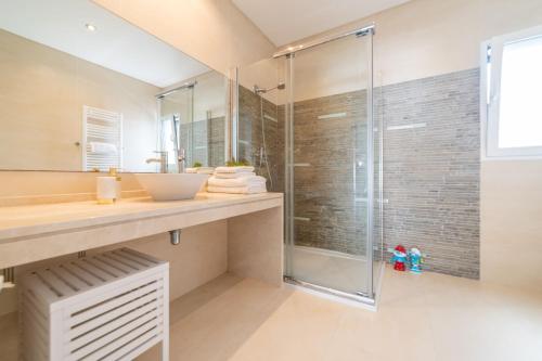 ein Bad mit einem Waschbecken und einer Dusche in der Unterkunft Villa Mirage in Aroeira