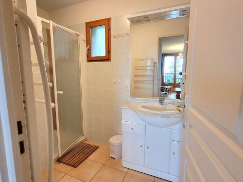 une salle de bain blanche avec un lavabo et un miroir dans l'établissement Appartement Sud 6 pers avec Terrasse, WiFi, et Parking Optionnel - Animaux Admis - FR-1-393-32, à Saint-Michel-de-Chaillol