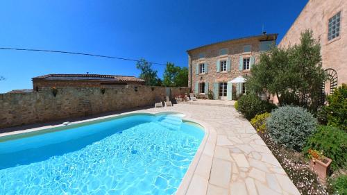 une piscine devant un immeuble dans l'établissement Bijou- Charming Traditional Home with Pool in Minervois, à Saint-Jean-de-Minervois