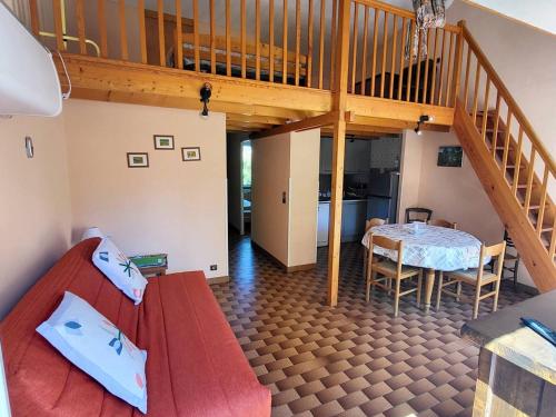 un salon avec un canapé rouge et une table dans l'établissement Maison T3 climatisée avec jardin, garage privatif et terrasse à 900 m des plages - Animaux admis - FR-1-316-272, à Six-Fours-les-Plages