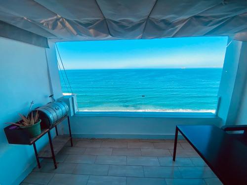 Zimmer mit Meerblick aus dem Fenster in der Unterkunft Beach Penthouse in Almería