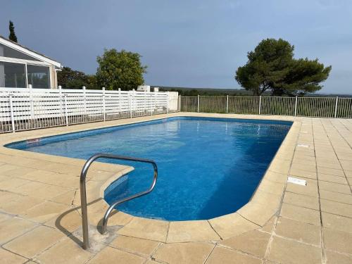 - une piscine avec un rail métallique dans la cour dans l'établissement Pavillon Confortable avec Piscine, Terrasse et Parking Privé - FR-1-409-220, à Fleury