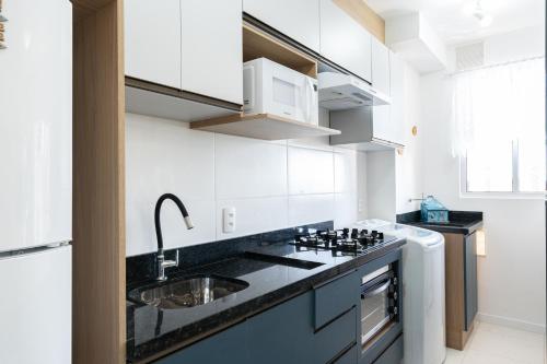 Η κουζίνα ή μικρή κουζίνα στο Apartamentos em Bal Piçarras 150 M DA PRAIA com SACADA, WI-FI, PISCINA, PORTARIA 24h, PLAYGROUND e vaga de GARAGEM