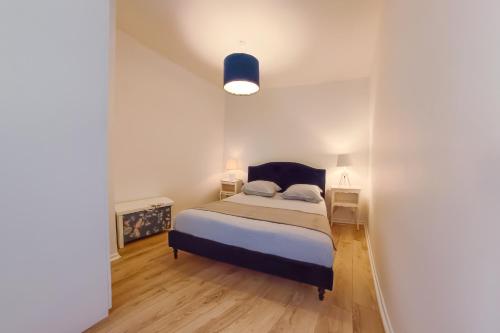a bedroom with a bed and two night stands at Appartement cosy en Provence in Rousset