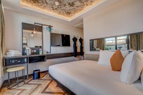 Una cama o camas en una habitación de New Road Hotel