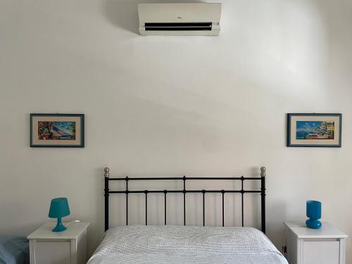 ein Schlafzimmer mit einem Bett und einer Klimaanlage an der Wand in der Unterkunft Romolo House in Rom