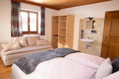 A bed or beds in a room at Haus Lindbichl