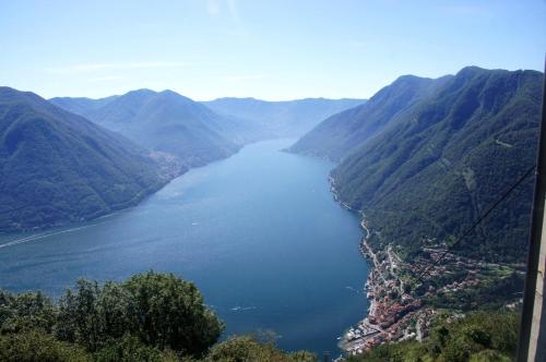 uitzicht op een groot meer in de bergen bij Molino Nuovo in Vacallo