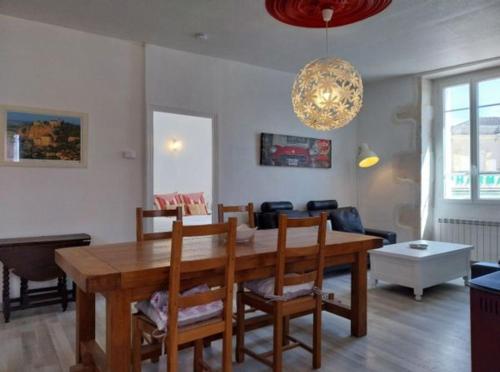 un salon avec une table et des chaises en bois dans l'établissement Valley View appartment, à Puy-lʼÉvêque