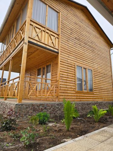 Casa de madera grande con terraza grande en WooD_House_Issyk-Kul en Bosteri