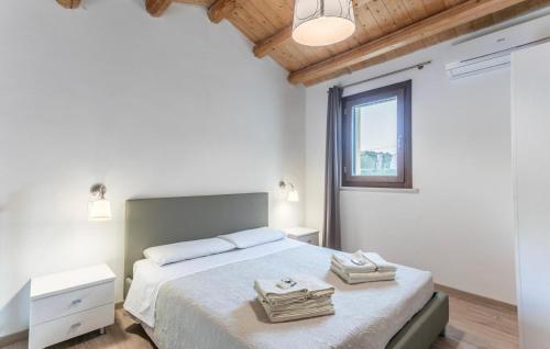 - une chambre blanche avec un lit et une fenêtre dans l'établissement Oriental Muti, à Chiaramonte Gulfi