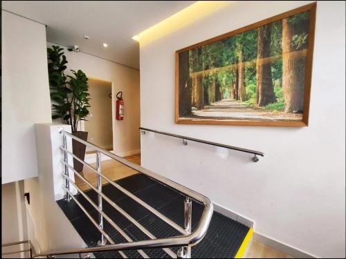 西諾普的住宿－Hotel Pepita Palace，挂在楼梯旁墙上的画