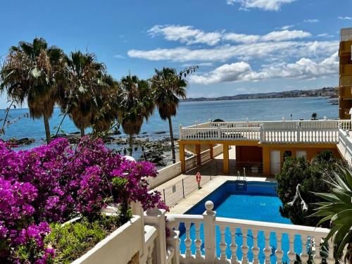 una casa con piscina junto al océano en Apartment La Luna- First Line Beach, en Benalmádena