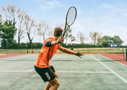 Tennis and/or squash facilities at Messingham Lakes or nearby
