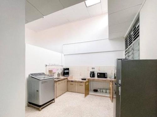 eine große Küche mit einem Kühlschrank und einem Herd in der Unterkunft Homey Feel Pearl Cottage in George Town