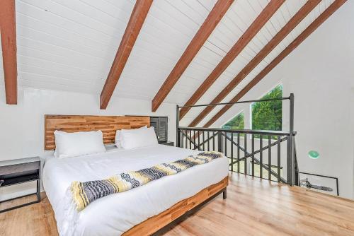 um quarto com uma cama e uma varanda em Tidal House 3 em Ocean Shores