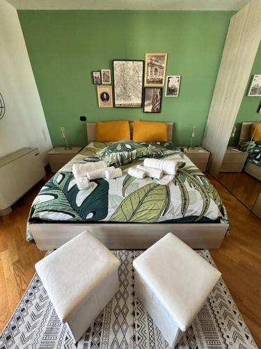 - une chambre dotée d'un lit avec un mur vert dans l'établissement Vita lenta Garbatella, à Rome