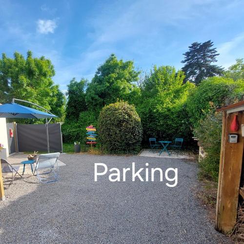 a garden with a sign that reads parking at Virginie & Yann in Saint-Léger-les-Vignes