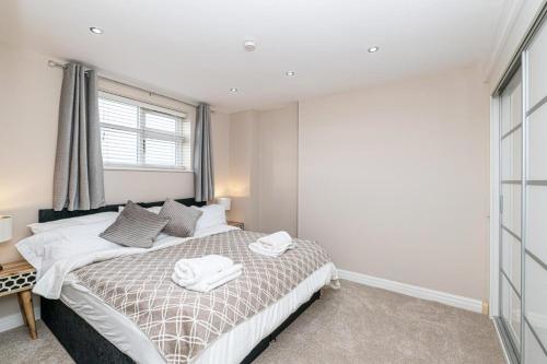 a bedroom with a bed with two towels on it at The POPULAR Chester Racecourse Apartments, Duplex, Sleeps 4, FREE Parking in Hough Green