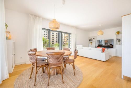 een keuken en een woonkamer met een tafel en stoelen bij GuestReady - Tranquil Seixal Haven in Seixal