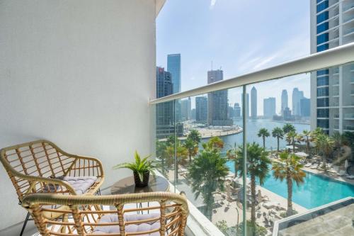 een balkon met een tafel en stoelen en uitzicht op de stad bij GuestReady - Dubai Prive in Downtown in Dubai