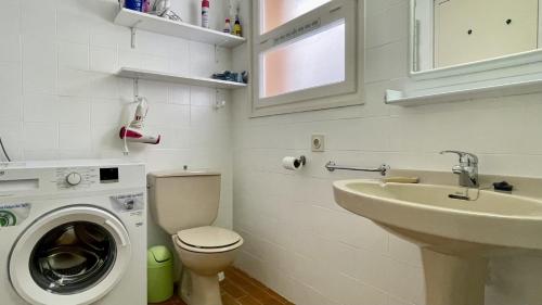 ein Badezimmer mit Waschmaschine und Waschbecken in der Unterkunft JORA 3A - apartamento in L'Estartit
